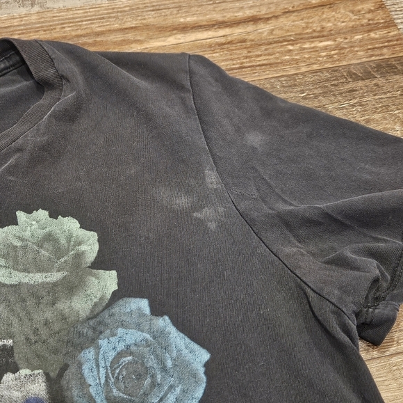 Guess Men Large Skull Grunge Skull Roses Black Goth Graphic Short Sleeve Tee - Picture 5 of 8